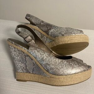 Moda Silver Snake Skin Pattern Wedges Size 8.5
